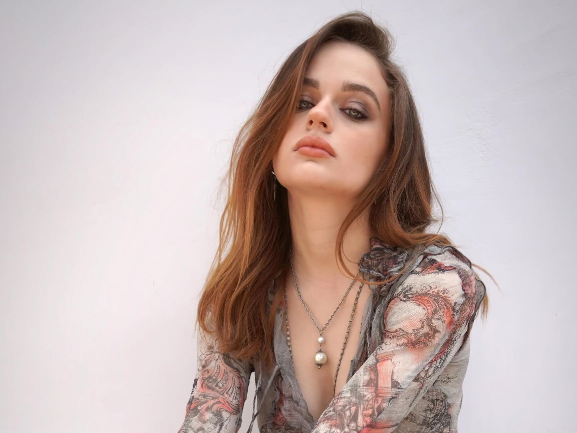 Молодая актриса Джоуи Кинг на сером фоне