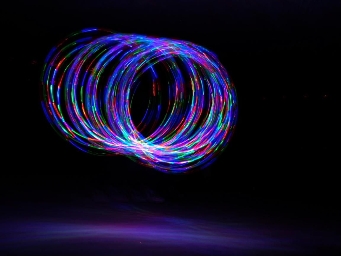 Неоновые кольца на черном фоне