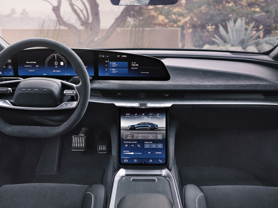 Салон автомобиля  Lucid Air Sapphire 2023 года