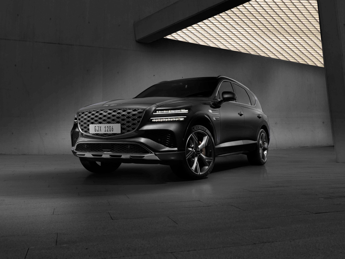 Черный автомобиль  Genesis GV80 AWD в здании