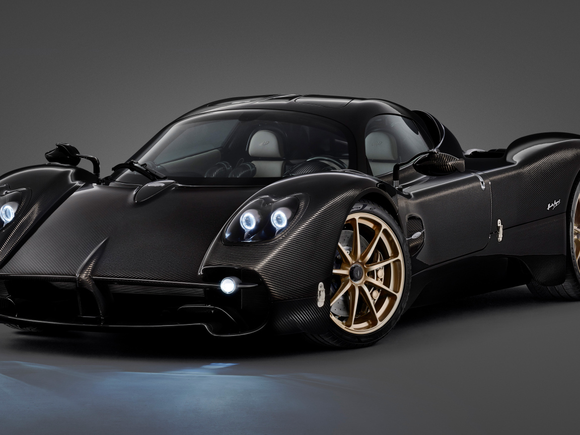 Черный быстрый автомобиль Pagani Utopia