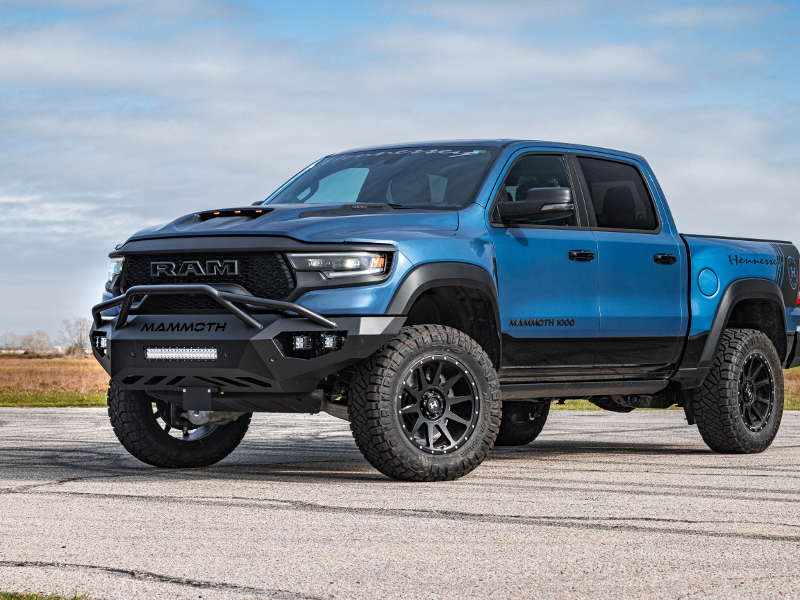 Синий автомобиль Hennessey Mammoth 1000 Last Stand 2024 года