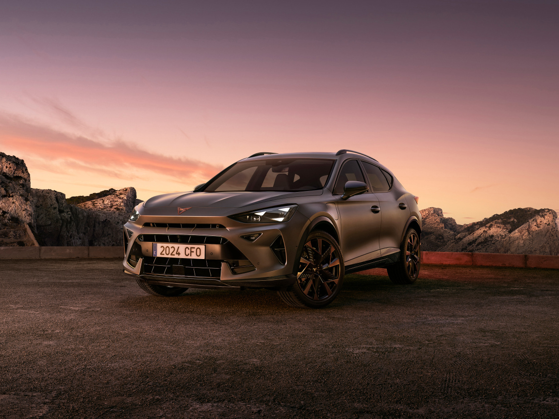 Вид спереди на автомобиль Cupra Formentor EHybrid 2024 года