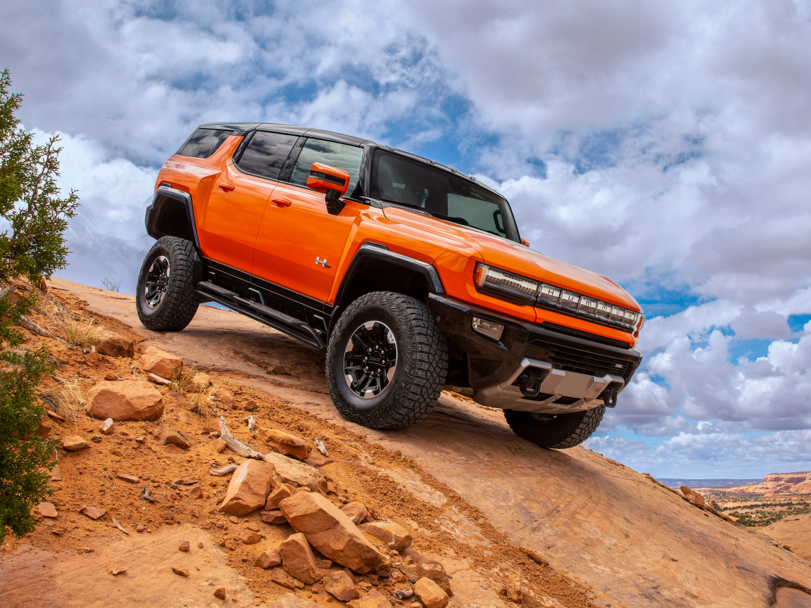 Оранжевый внедорожник GMC Hummer EV 2024 года