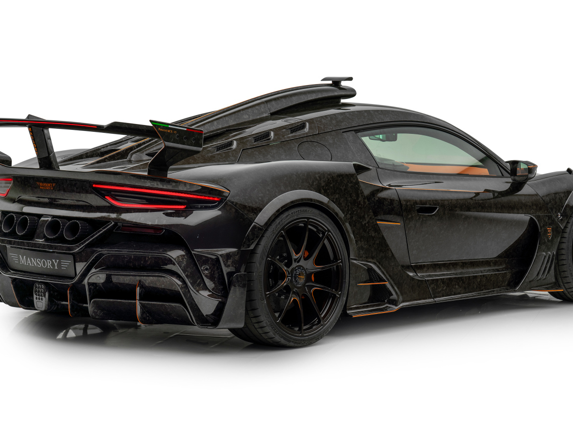 Вид сзади на черный Mansory MCX Pergusa 2024 года на белом фоне