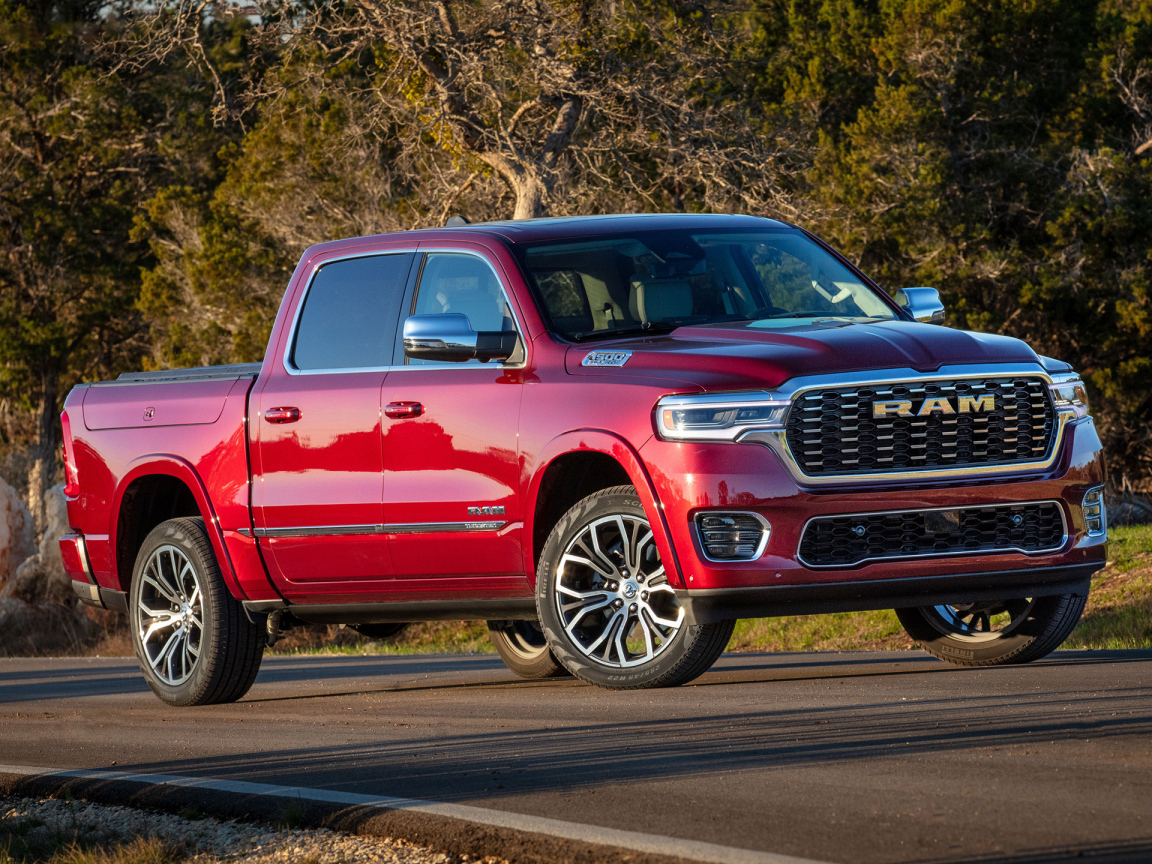 Красный пикап Ram 1500 Tungsten Crew Cab 2025 года