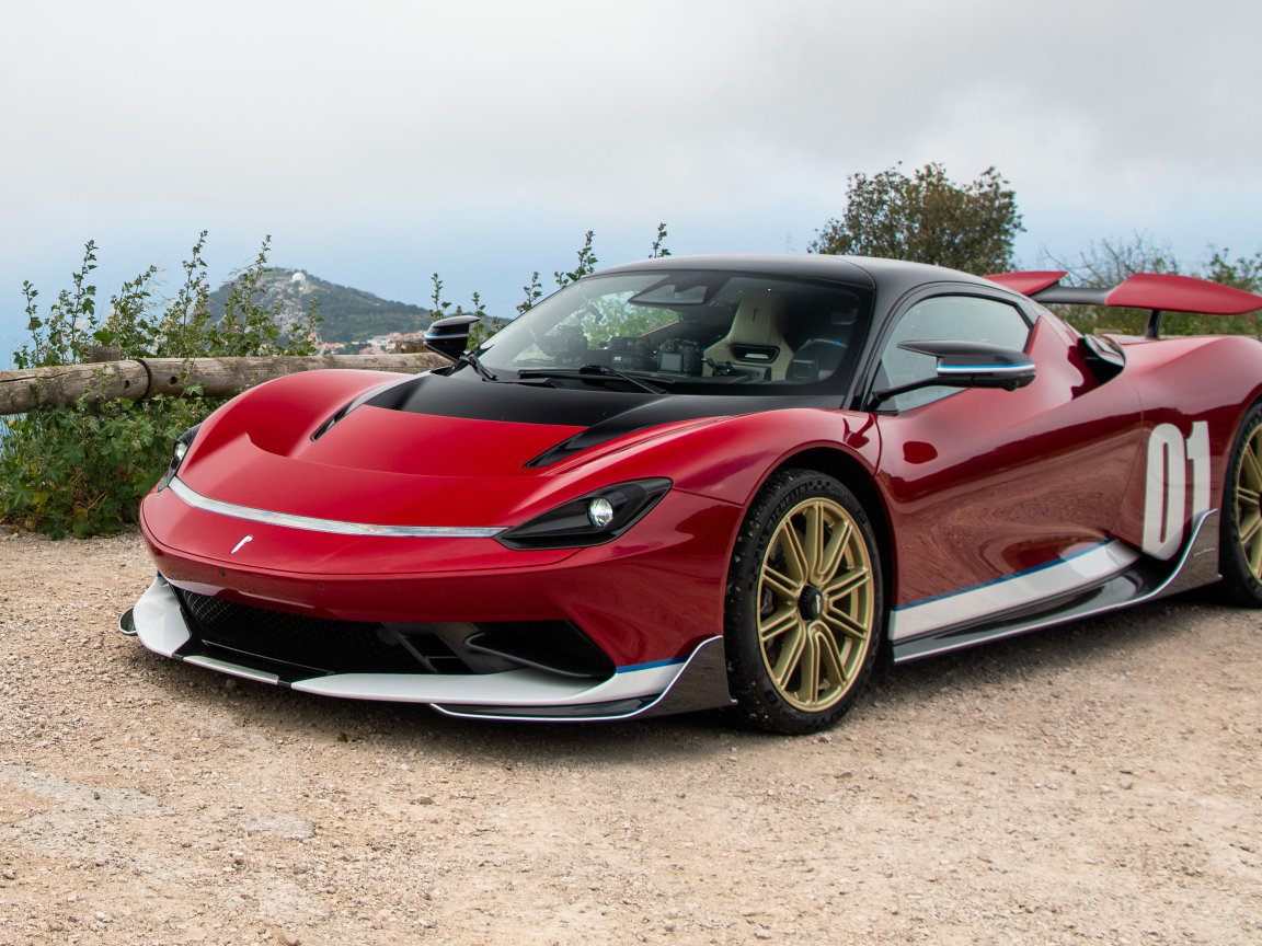 Красный автомобиль Pininfarina Battista Edizione Nino Farina