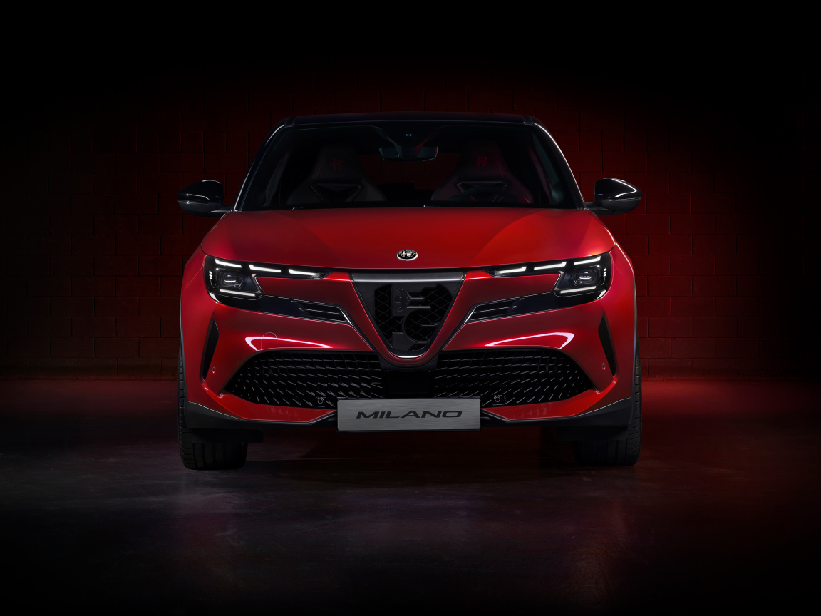 Вид спереди на красный автомобиль Alfa Romeo Milano Elettrica Veloce 2024 года