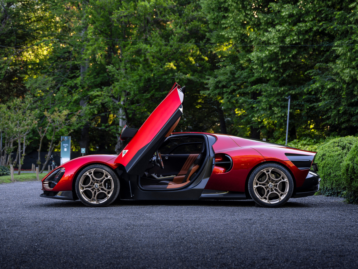 Красный Alfa Romeo 33 Stradale  с открытыми дверями