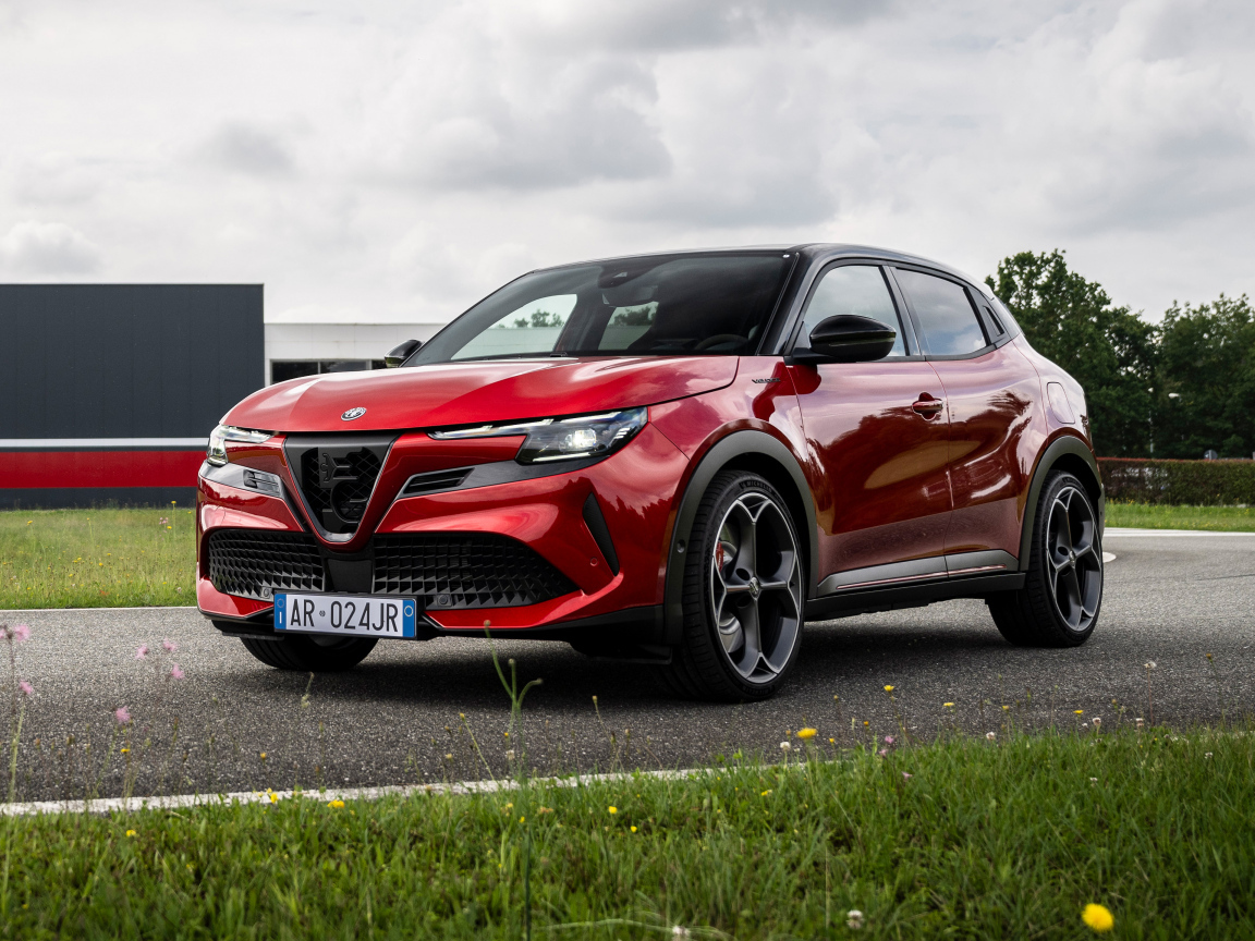Красный блестящий автомобиль Alfa Romeo Junior Elettrica Veloce 2024 года