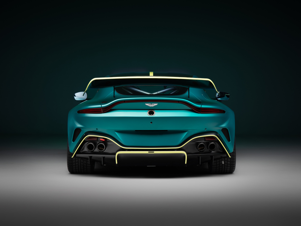 Автомобиль Aston Martin Vantage GT4 2024 года вид сзади