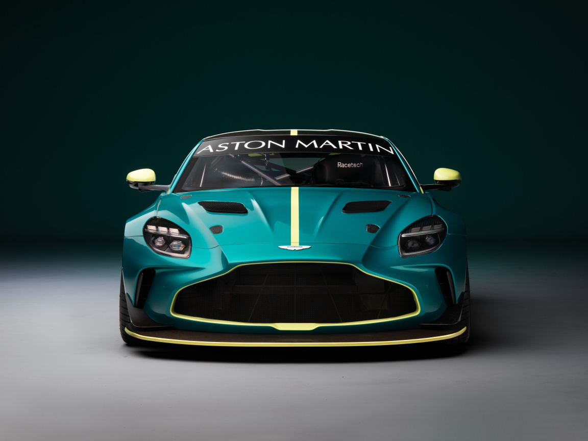 Вид спереди Aston Martin Vantage GT4 2024 года