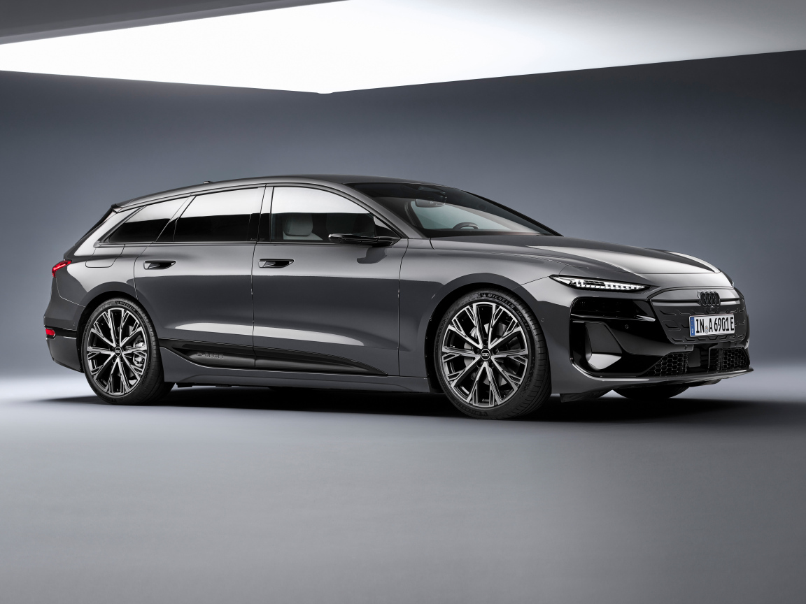 Серый автомобиль Audi A6 Avant e-tron S line 2024 года