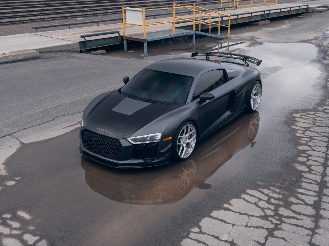 Автомобиль Audi R8 Velgen Wheels в луже