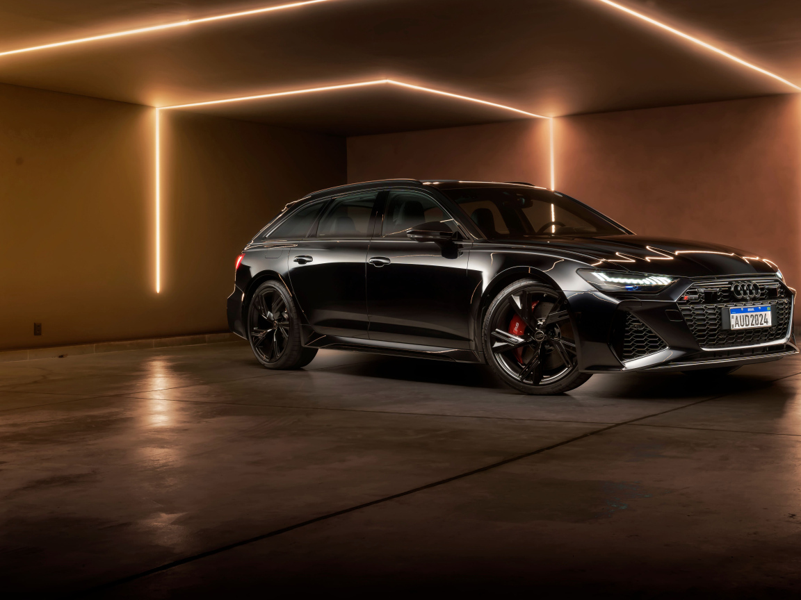 Черный автомобиль Audi RS 6 Avant Performance 2024 года