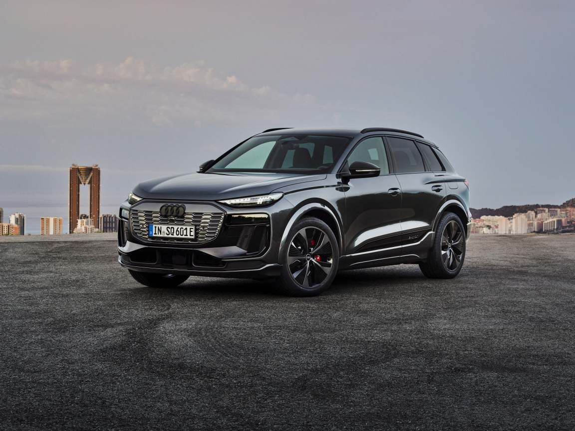Черный автомобиль Audi SQ6 E-Tron 2024  года