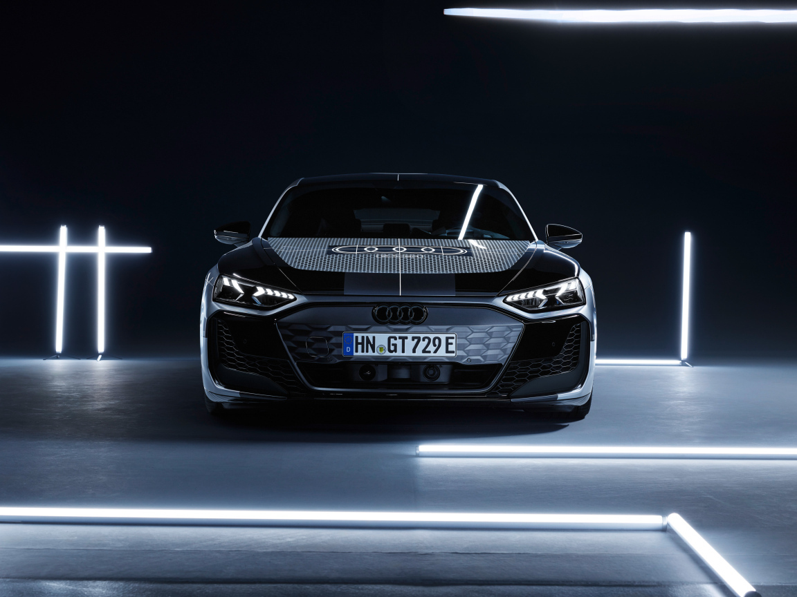 Вид спереди на автомобиль  Audi RS E-Tron GT Prototype