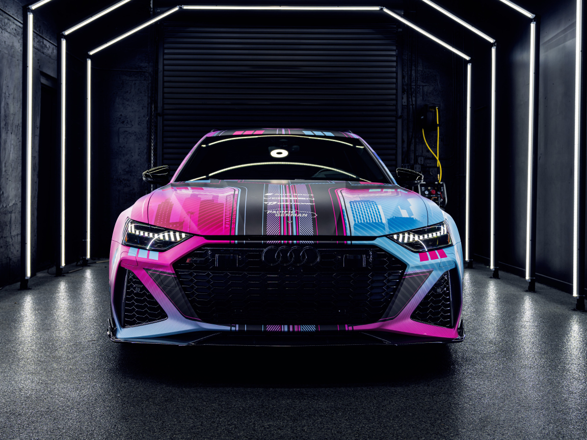 Разноцветный автомобиль Audi RS6  вид спереди