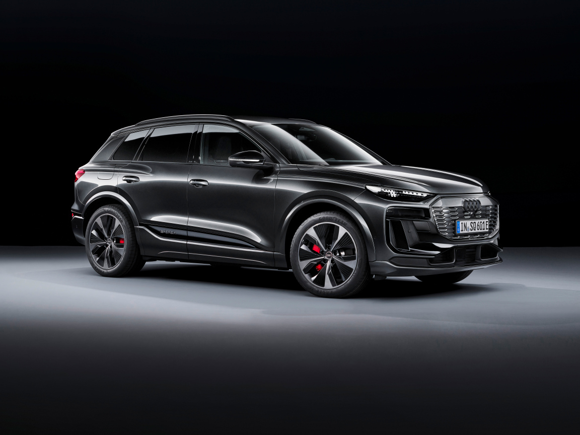 Презентация автомобиля  Audi SQ6 E-Tron 2024  года на черном фоне