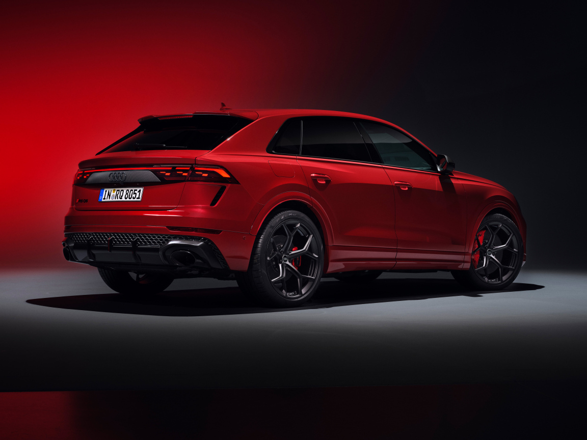 Красный автомобиль Audi RS Q8 performance 2024 года вид сзади