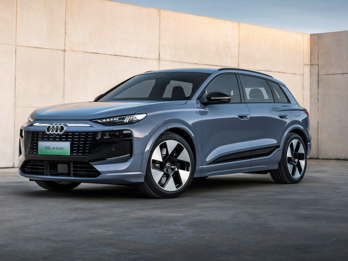 Серебристый автомобиль Audi Q6L E-Tron Quattro S Line 2024 года