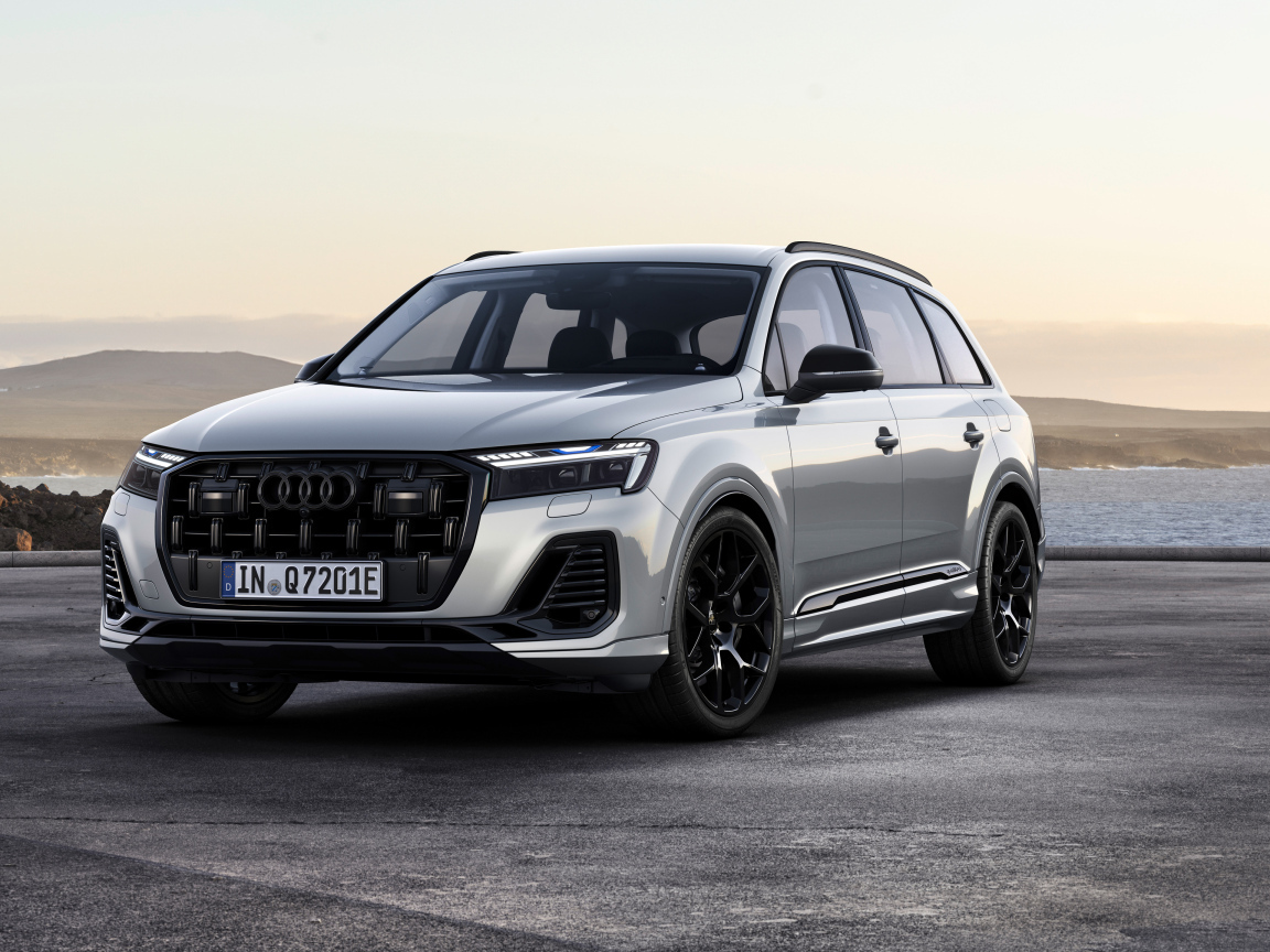 Серебристый автомобиль Audi Q7 55 TFSI E Quattro 2024 года
