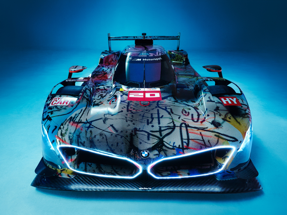 Автомобиль BMW Art Car By Julie Mehretu вблизи