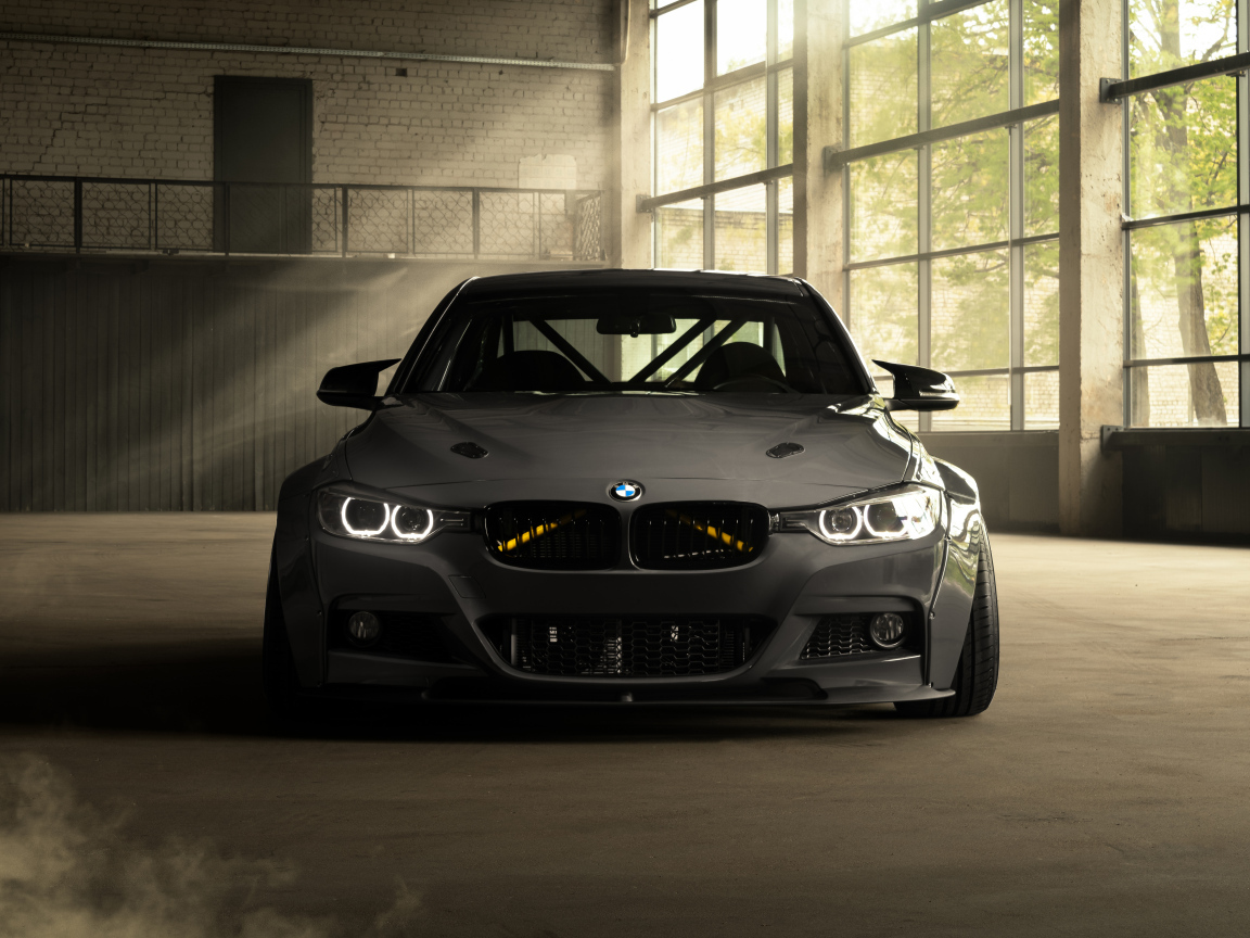 Автомобиль BMW F30 Widebody вид спереди