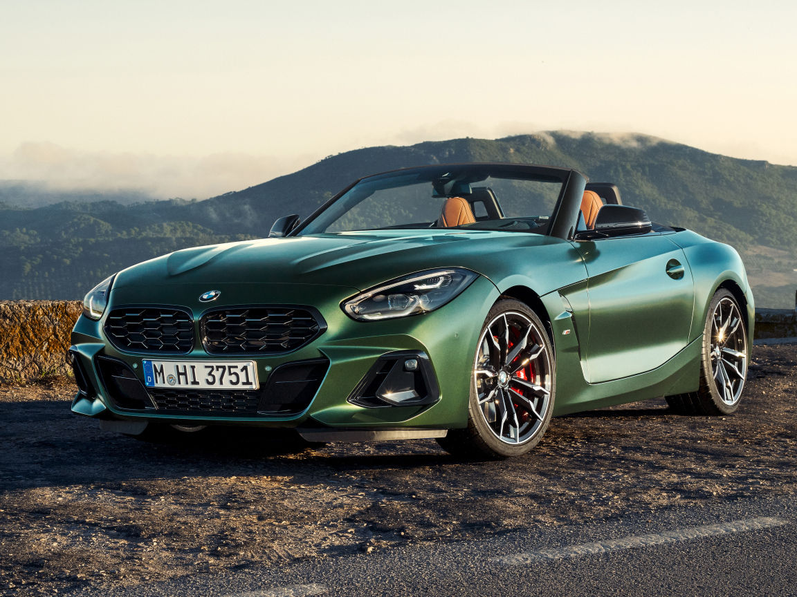 Автомобиль BMW Z4 M40i MT Pure Impulse Edition 2024 года на фоне гор