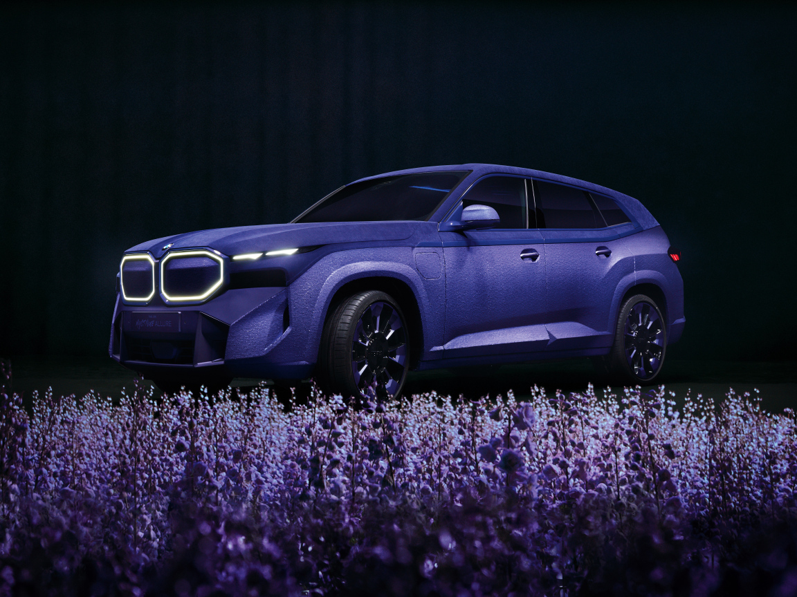 Красивый лавандовый автомобиль BMW XM Mystique Allure
