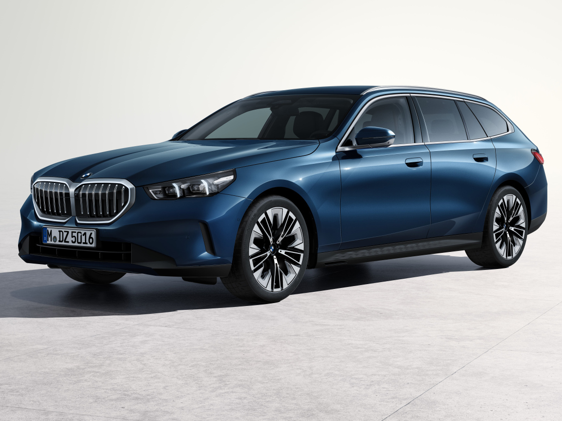 Синий автомобиль  BMW 520d XDrive Touring 2024  года