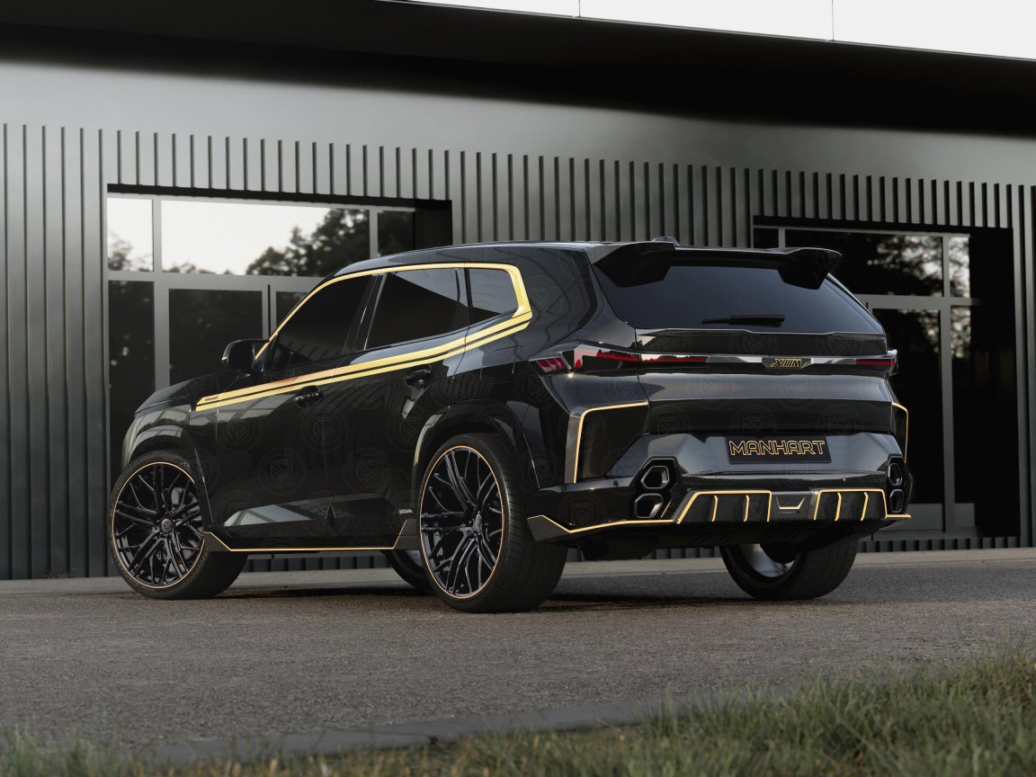 Вид сзади на черный автомобиль BMW XM Thor Regular Carbon Package 2024 года
