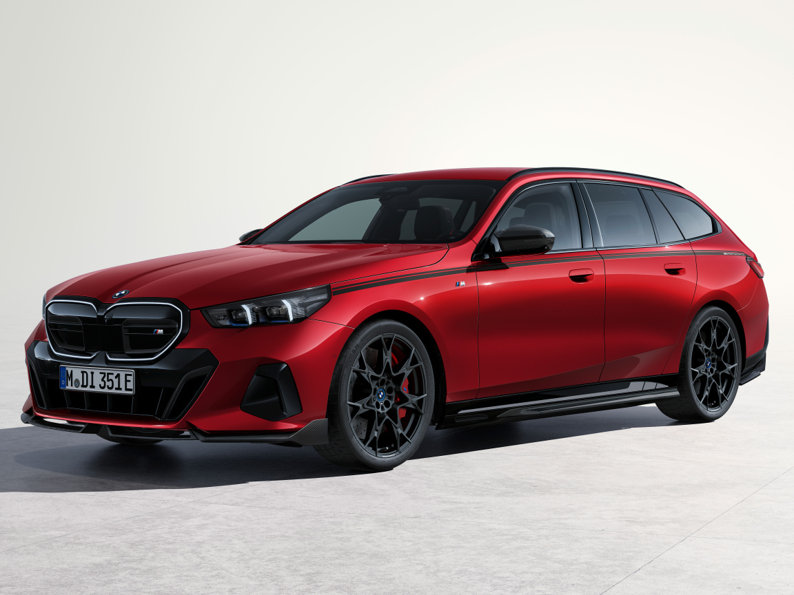 Красный автомобиль BMW I5 M60 XDrive Touring M Performance Parts 2024 года