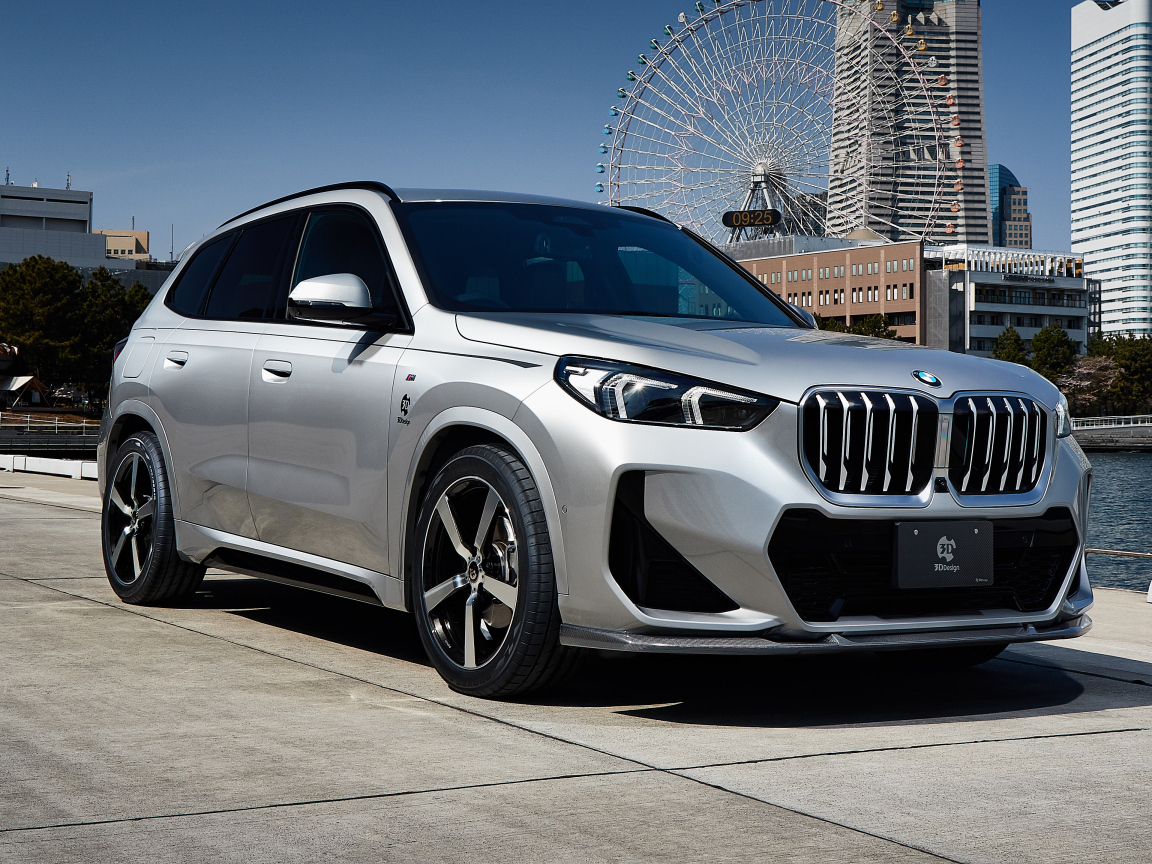 Серебристый автомобиль BMW X1 XDrive20i M Sport 2024 года