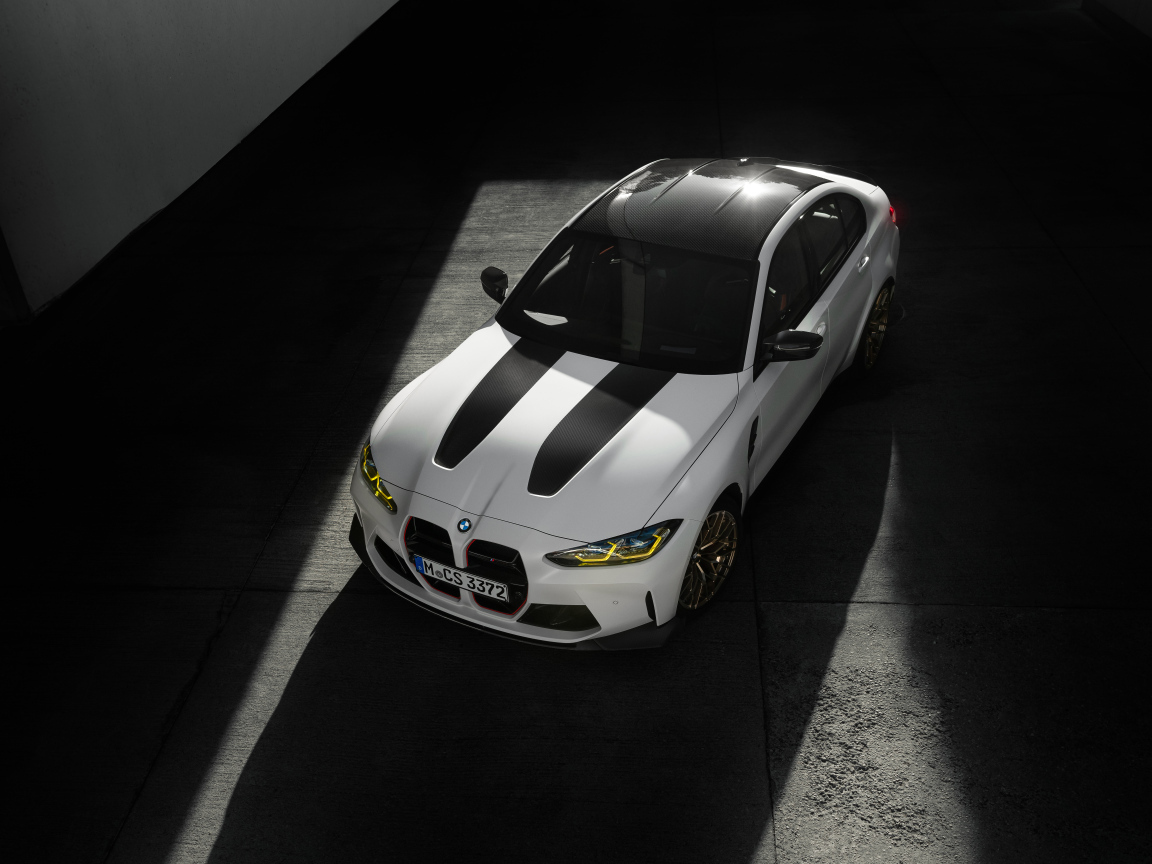 Вид сверху на белый автомобиль BMW M3 CS
