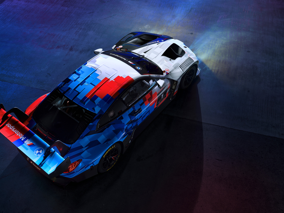 Вид сверху на автомобиль BMW M4 GT3 EVO