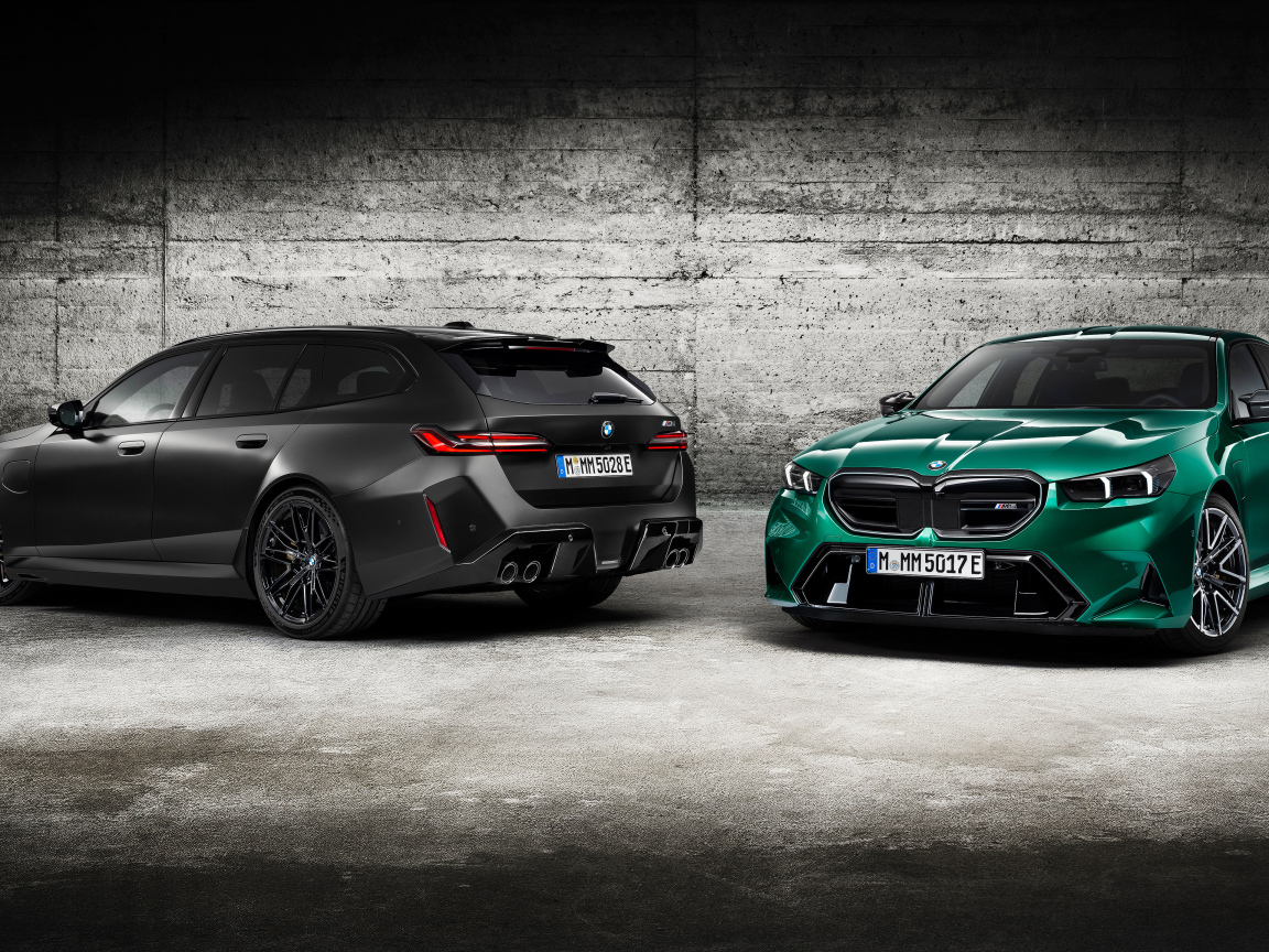 Два автомобиля BMW M5 2024  года у стены