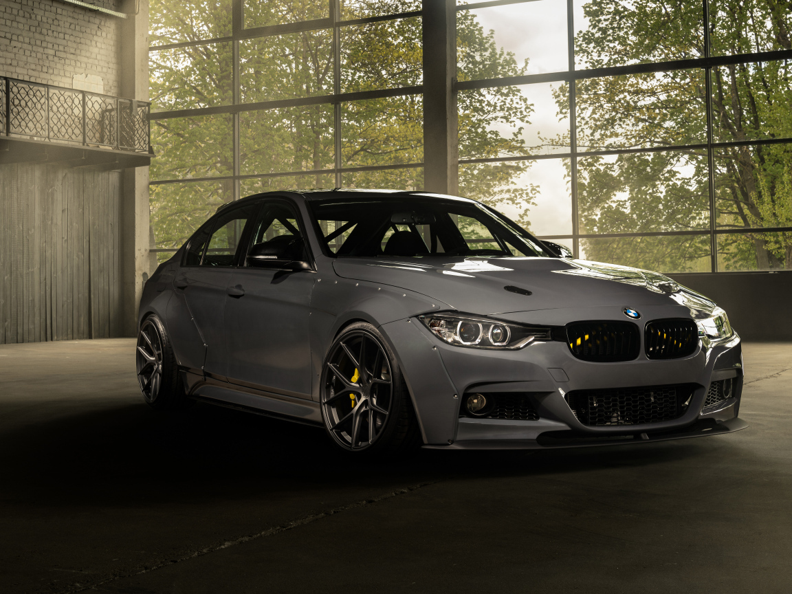 Белый автомобиль BMW F30 Widebody в здании