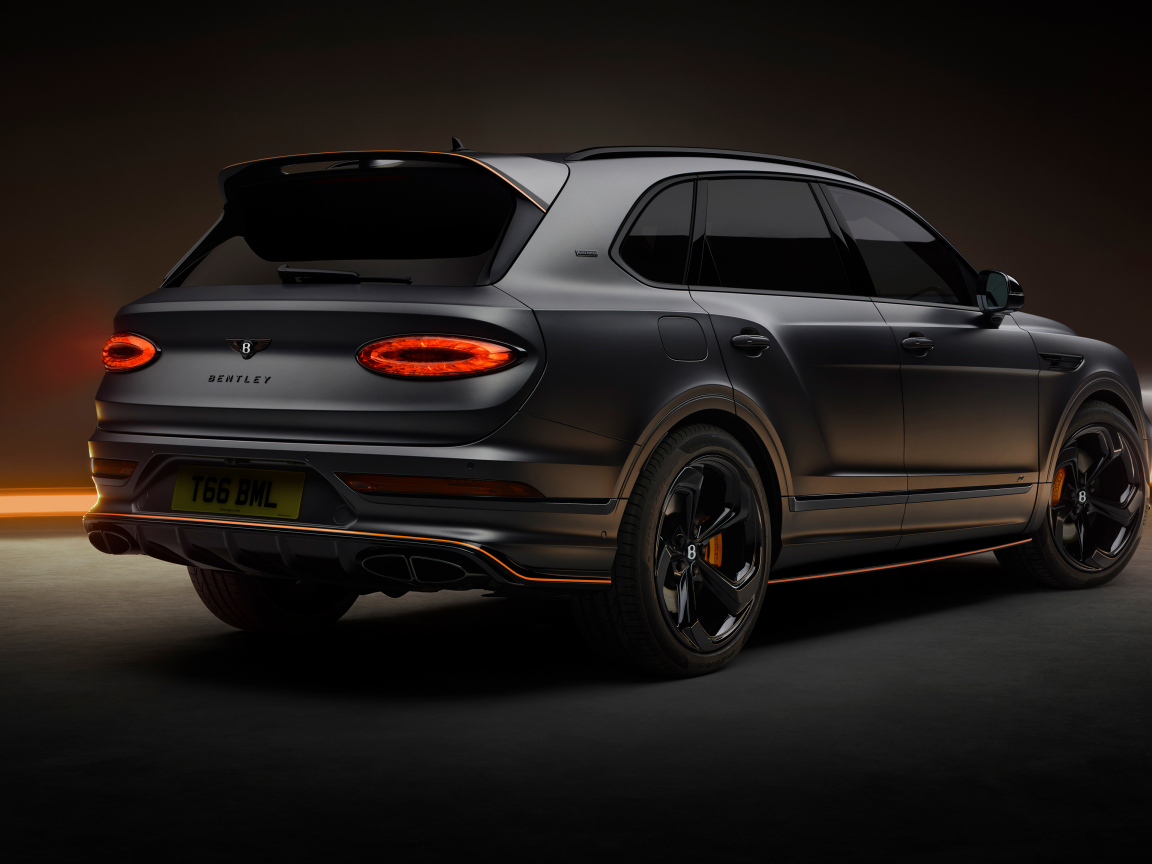 Автомобиль Bentley Bentayga S Black Edition 2024 года вид сзади