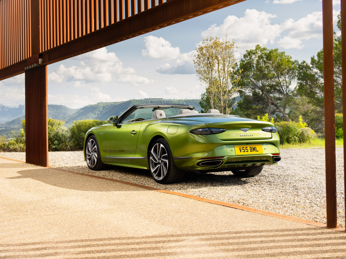 Зеленый кабриолет Bentley Continental GT Speed Convertible 2024 года