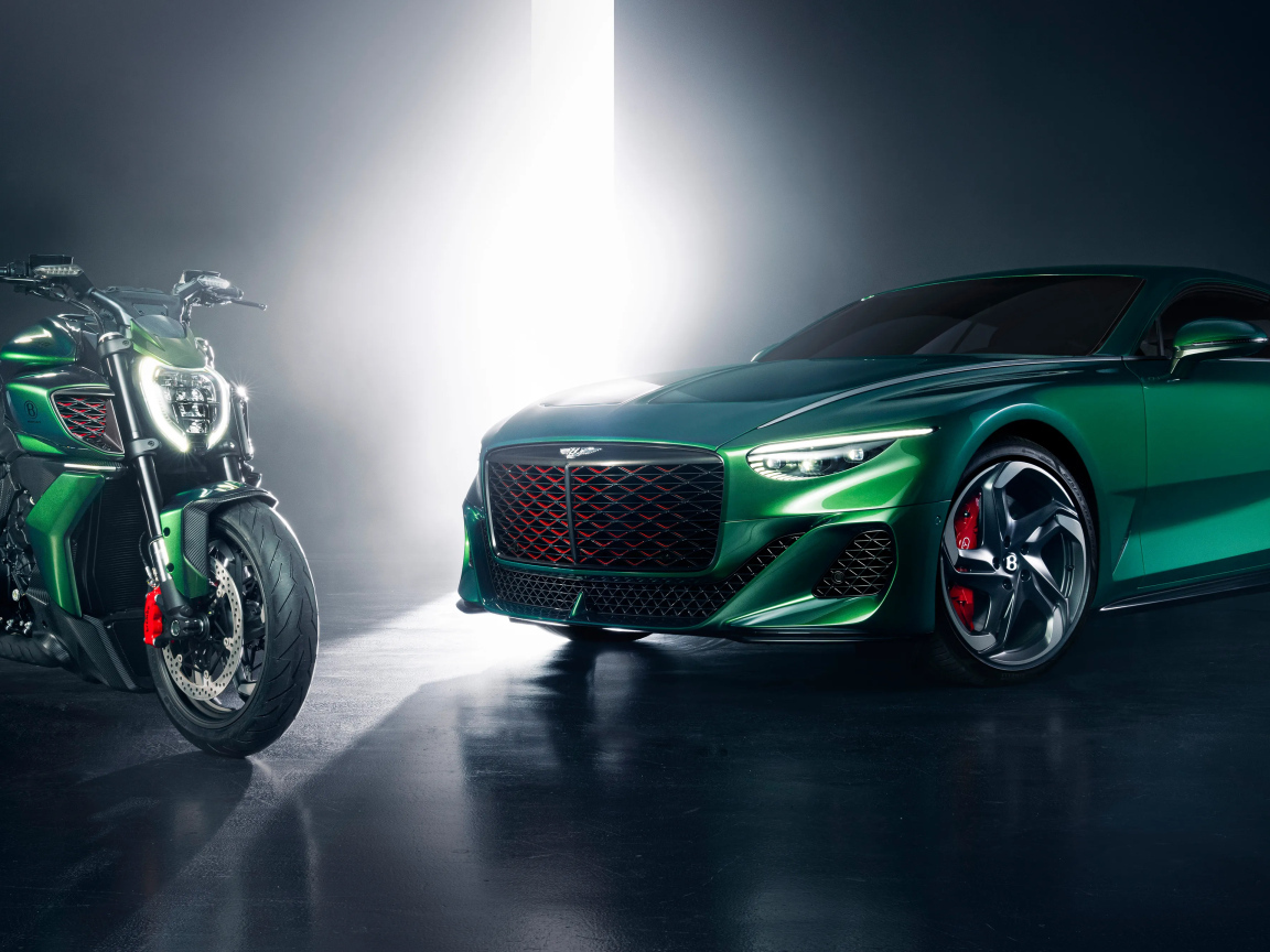 Зеленый автомобиль Bentley Mulliner  с мотоциклом Дукатти