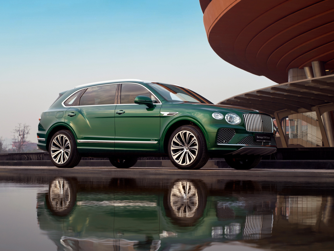Зеленый внедорожник Bentley Bentayga EWB Azure