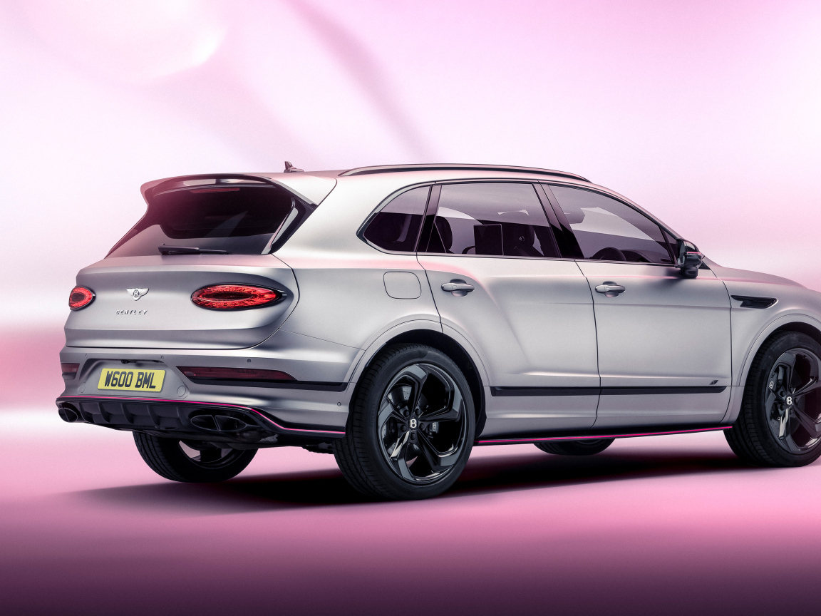 Вид сзади на серебристый автомобиль Bentley Bentayga V8 S Curated By Mulliner 2024 года