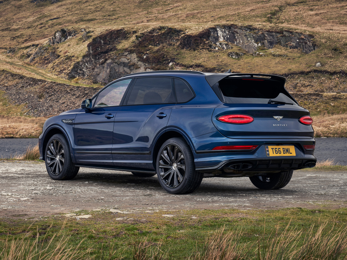 Вид сзади на автомобиль  Bentley Bentayga EWB Mulliner 2024