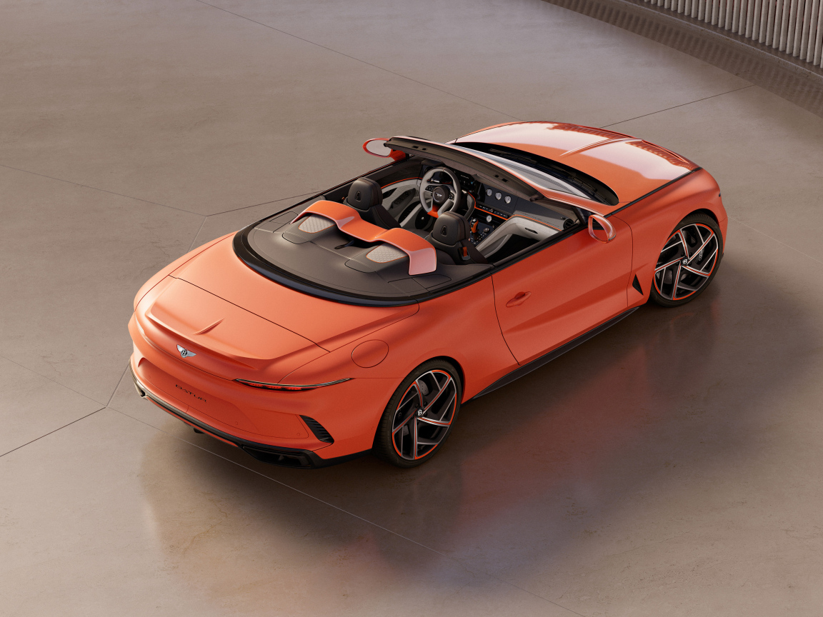 Красный автомобиль Bentley Mulliner Batur Convertible 2024 года вид сверху