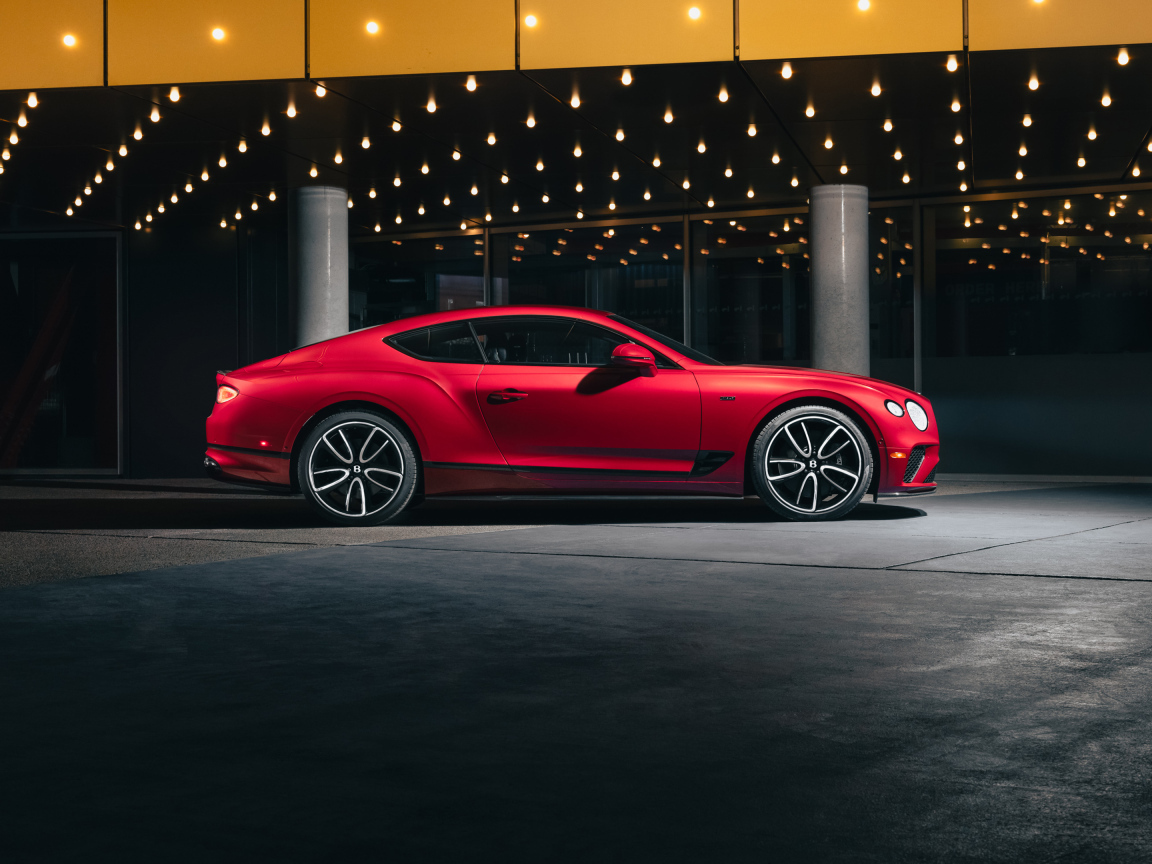 Вид сбоку на красный автомобиль Bentley Continental GT V8 Edition 2024 года