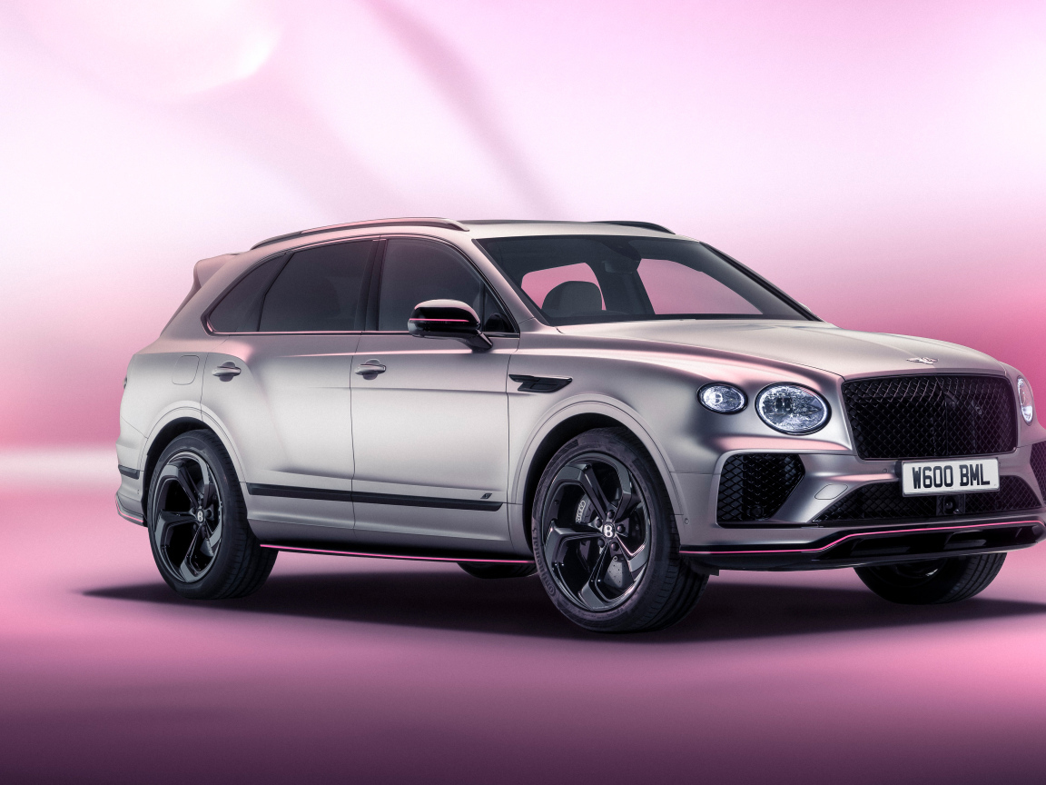 Серебристый автомобиль Bentley Bentayga V8 S Curated By Mulliner 2024 года на розовом фоне