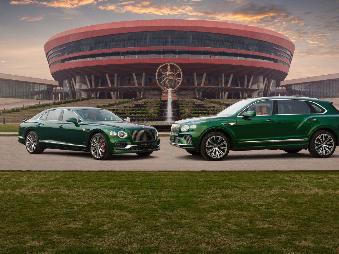Два зеленых автомобиля Bentley  у здания