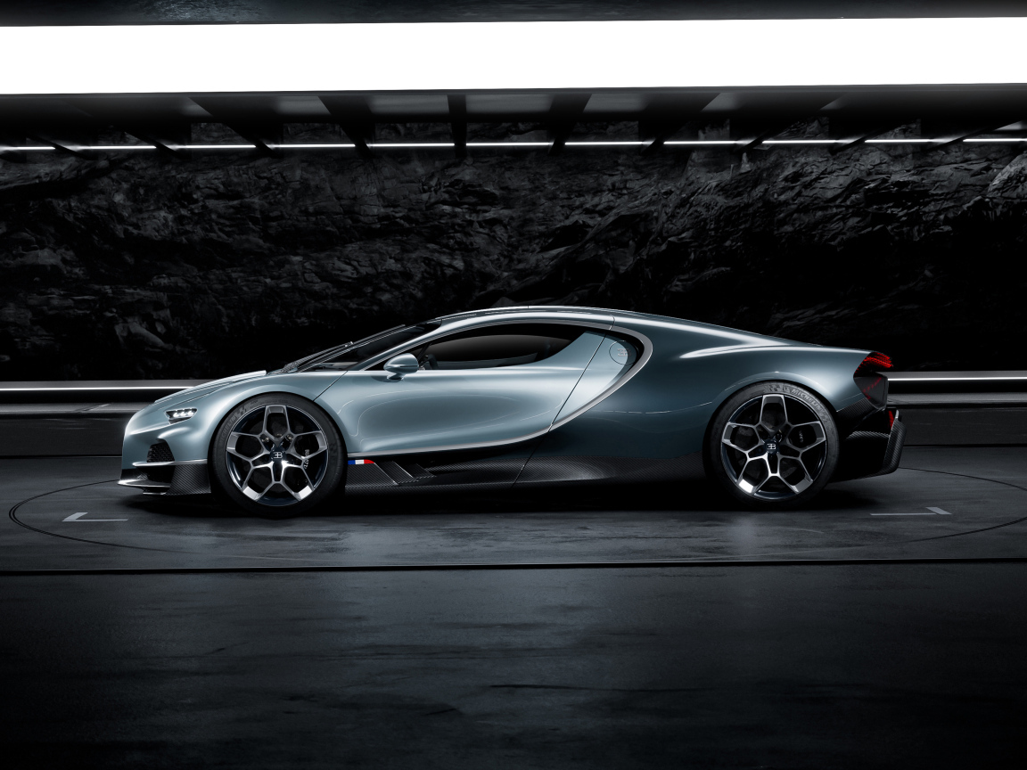Быстрый автомобиль Bugatti Tourbillon 2024 года вид сбоку
