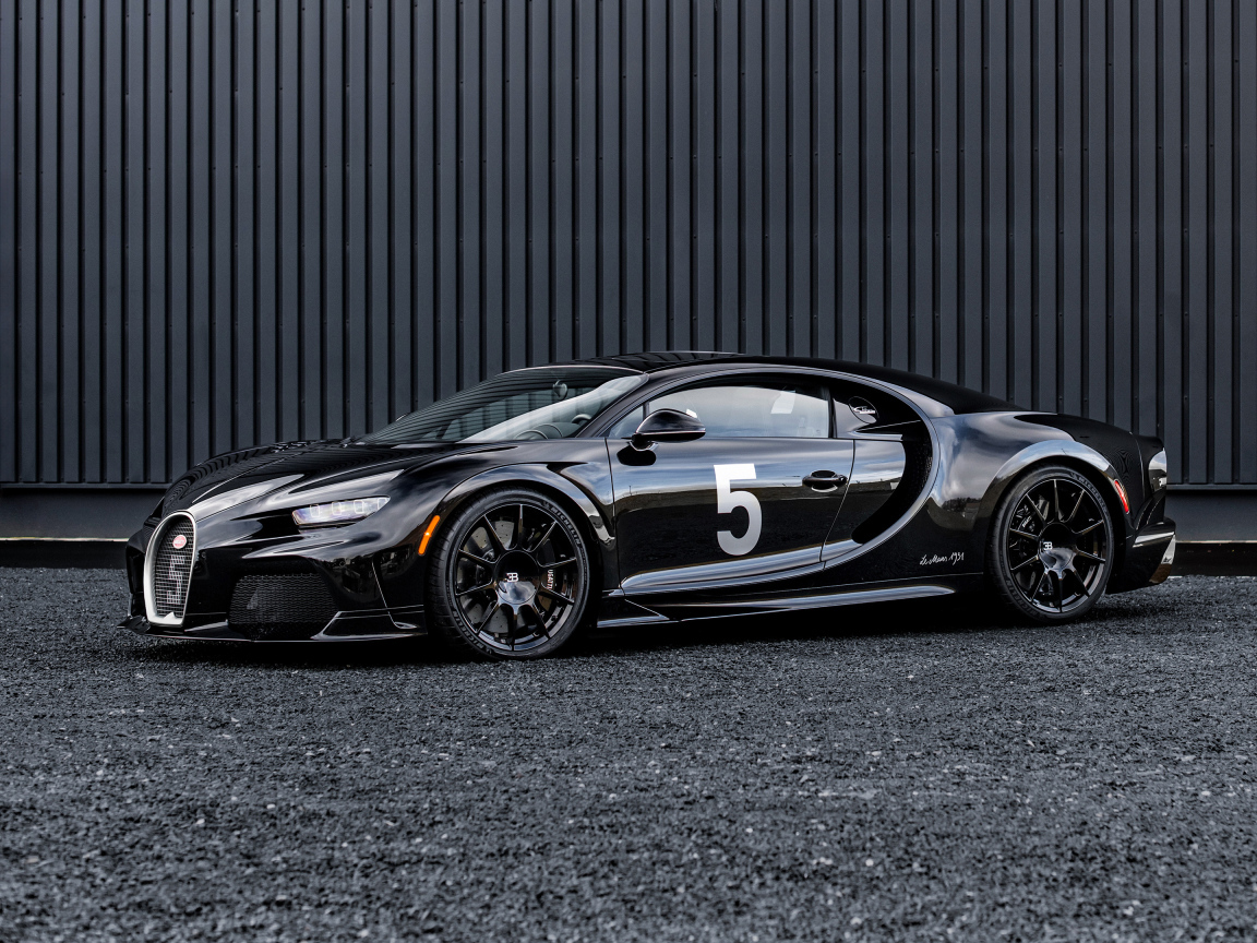 Черный быстрый автомобиль Bugatti Chiron Super Sport Hommage T50S 2024 года